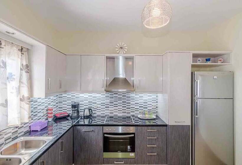 Spacious 2 Bedroom House With Fantastic Yard