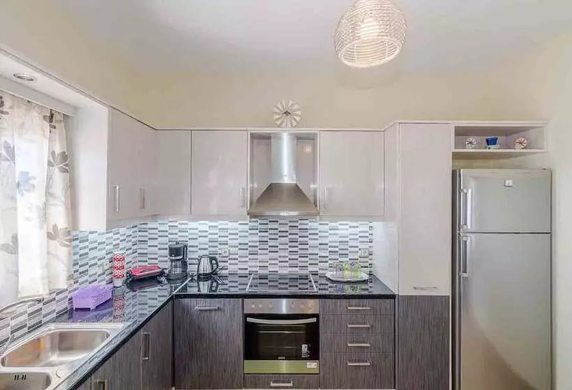 Spacious 2 Bedroom House With Fantastic Yard