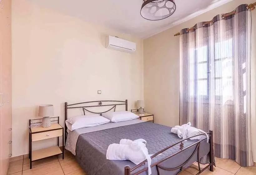 Spacious 2 Bedroom House With Fantastic Yard