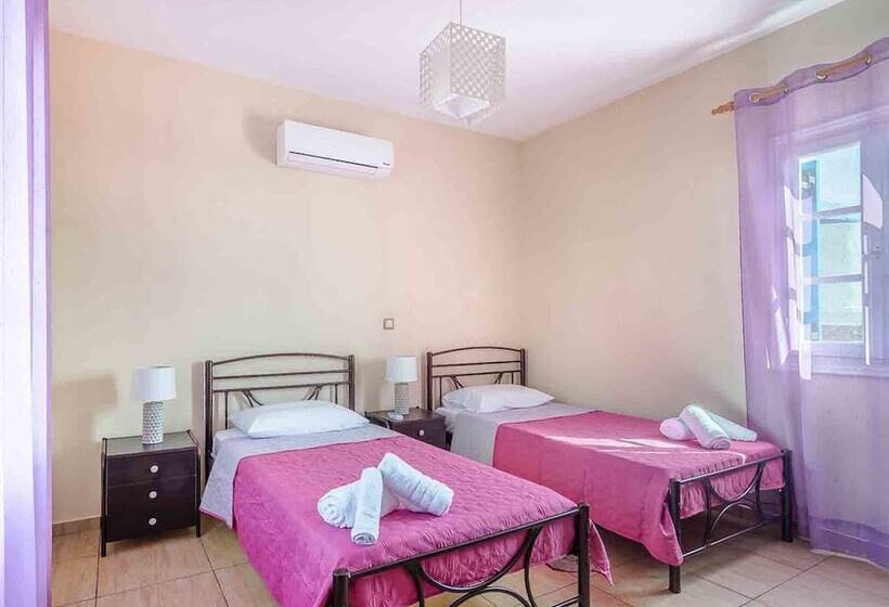 Spacious 2 Bedroom House With Fantastic Yard