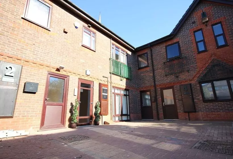 St Giles Court