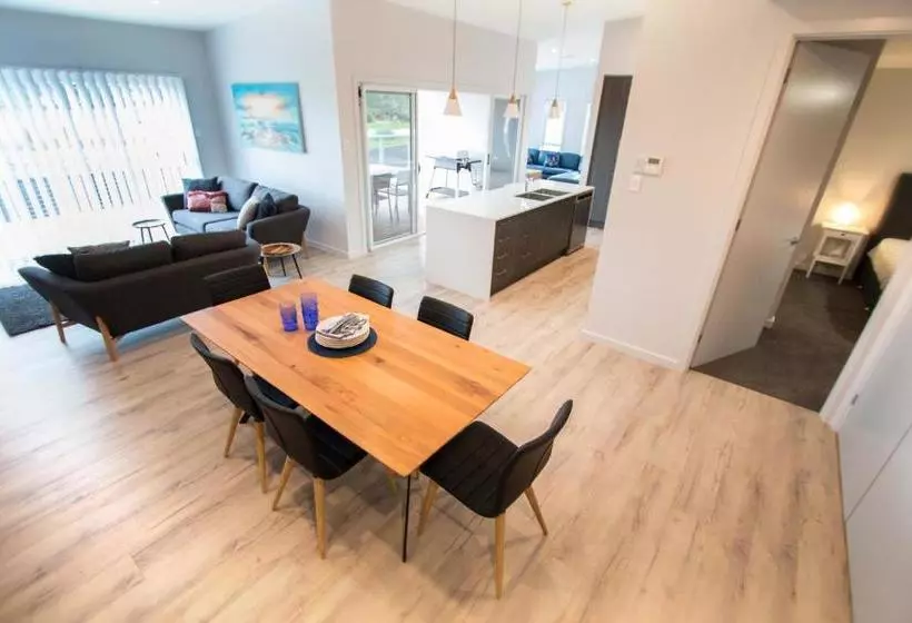 Wellington Lake Retreat