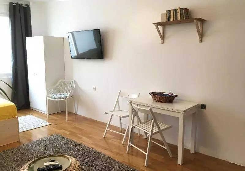 ベッドアンドブレックファースト 10 Petraki