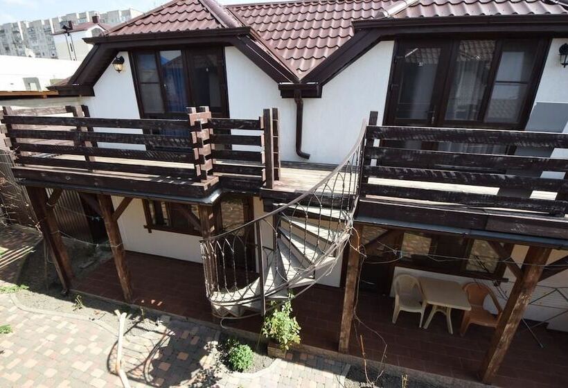 פנסיון Sadorini Guest House