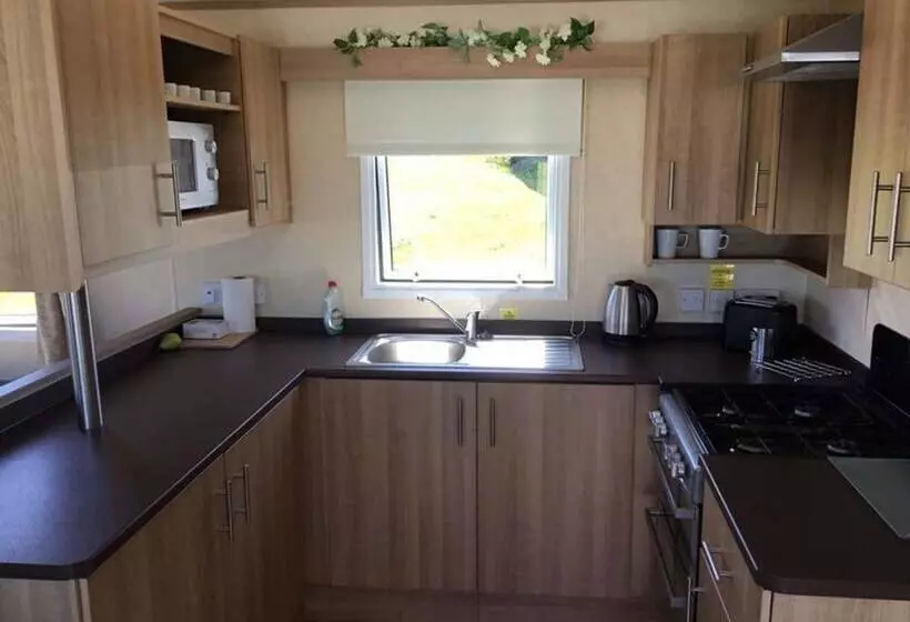 Caravan   Sleeps 6   Sea Views   Dog Friendly