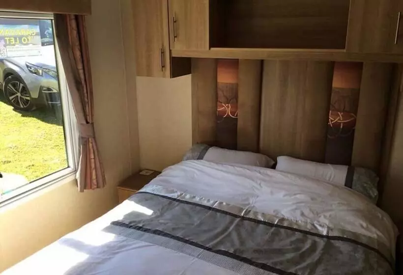Caravan   Sleeps 6   Sea Views   Dog Friendly