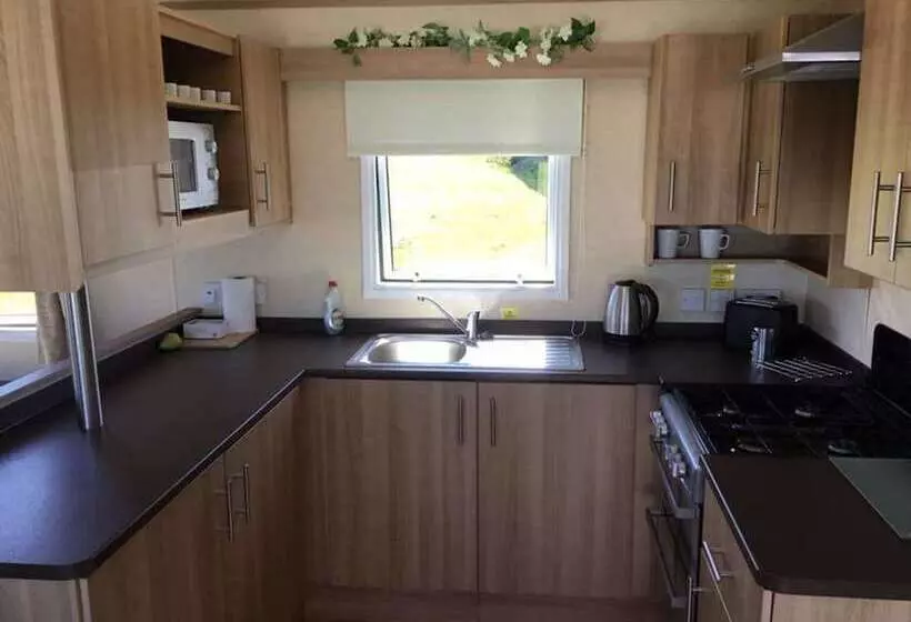 Caravan   Sleeps 6   Sea Views   Dog Friendly