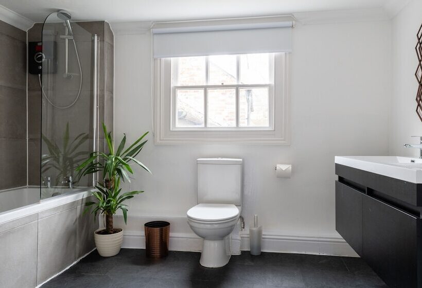 The Historic Gem   Central 3bdr Maisonette