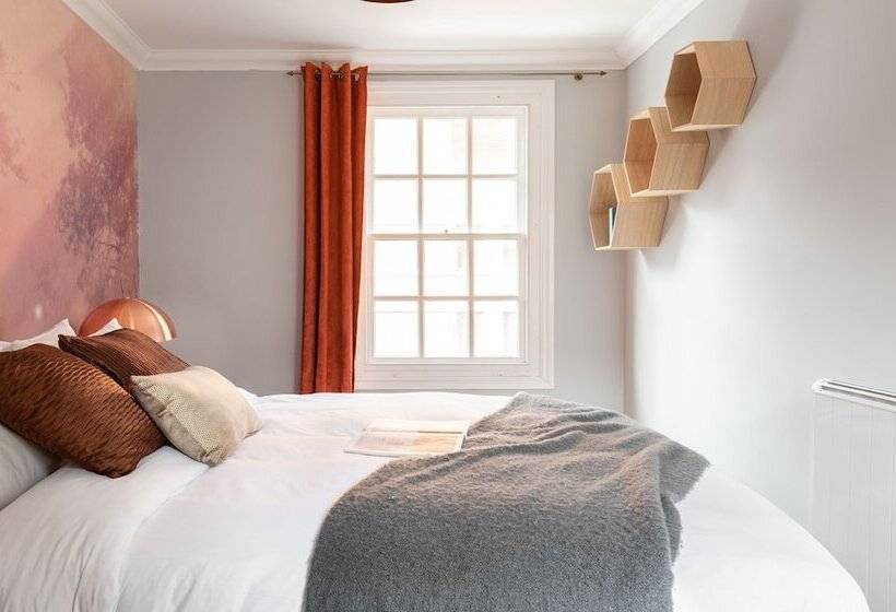 The Historic Gem   Central 3bdr Maisonette