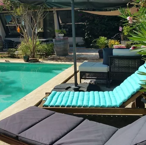 تختخواب و صبحانه Villa Saron