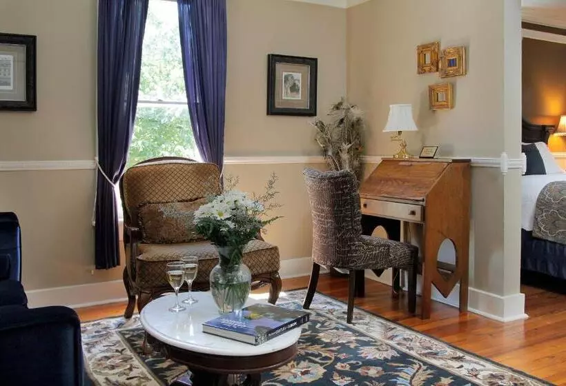 Отель Heartstone Inn