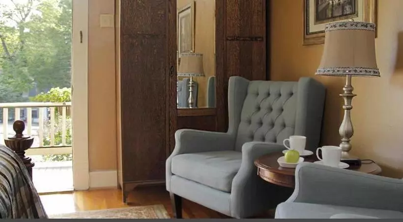 Отель Heartstone Inn