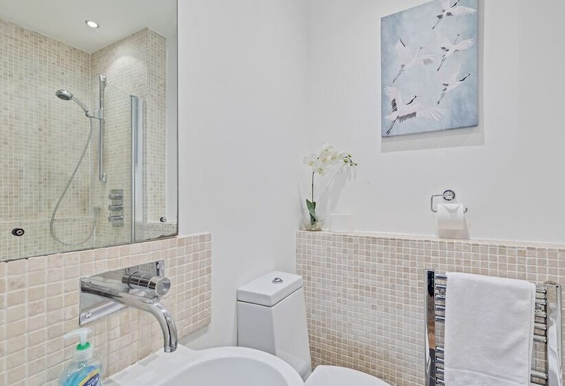 Majestic Mews Apartment With Free Parking | By My Getaways