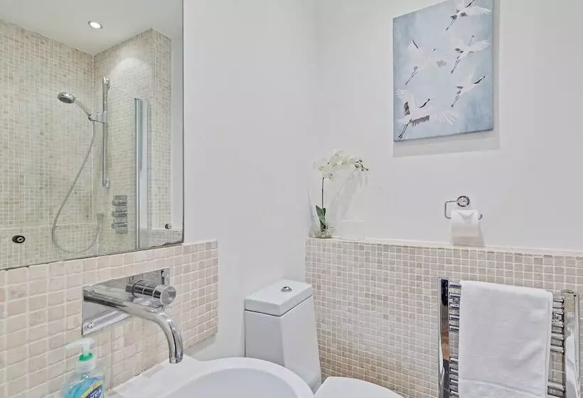 Majestic Mews Apartment With Free Parking | By My Getaways