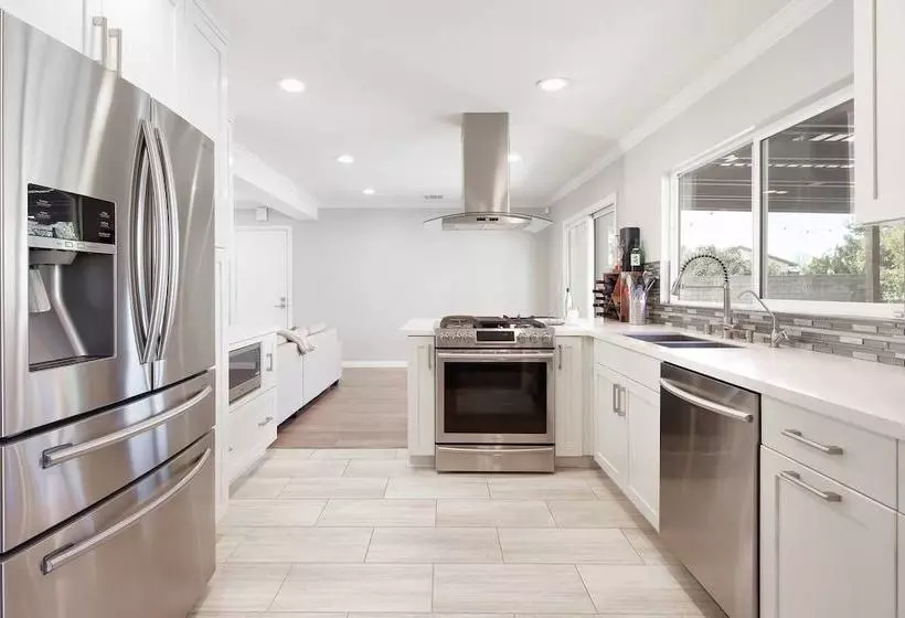 Radiant Estate New Luxury Cali 3 Bd!