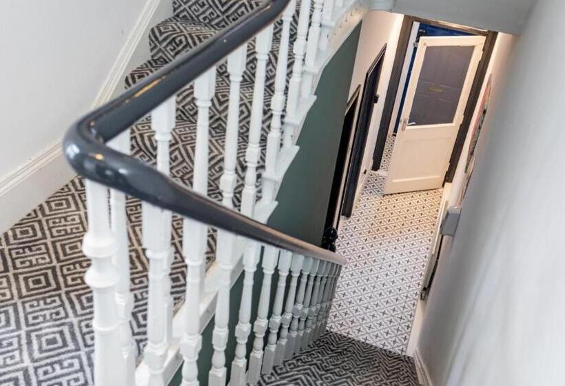 پانسیون Castlereagh Guest House