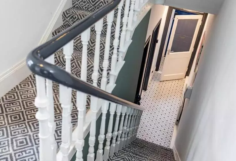 پانسیون Castlereagh Guest House