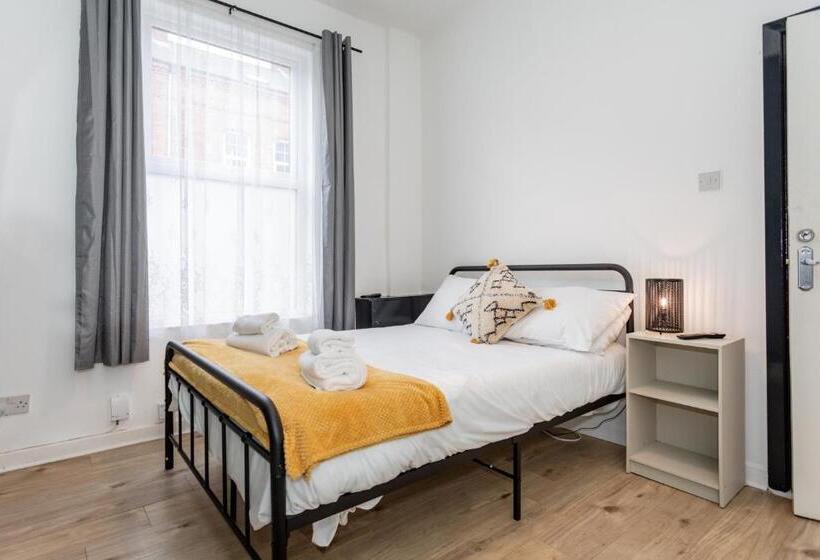 پانسیون Castlereagh Guest House