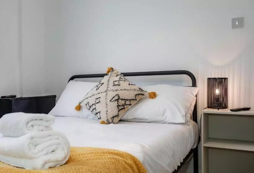 پانسیون Castlereagh Guest House