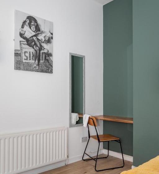 پانسیون Castlereagh Guest House