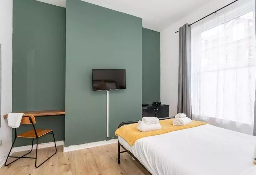 پانسیون Castlereagh Guest House