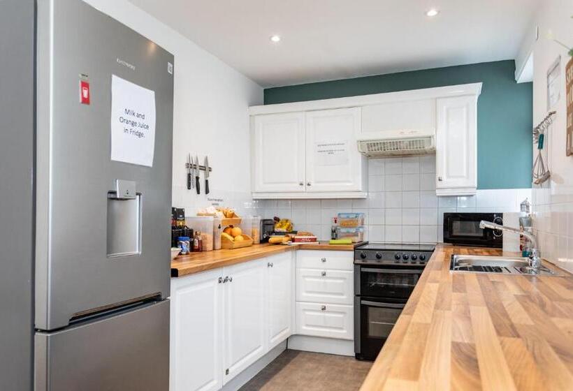 پانسیون Castlereagh Guest House