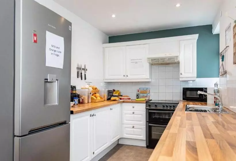 پانسیون Castlereagh Guest House