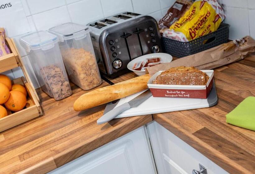 پانسیون Castlereagh Guest House