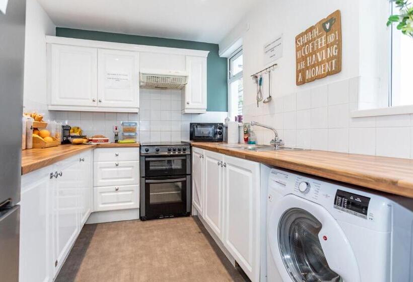 پانسیون Castlereagh Guest House