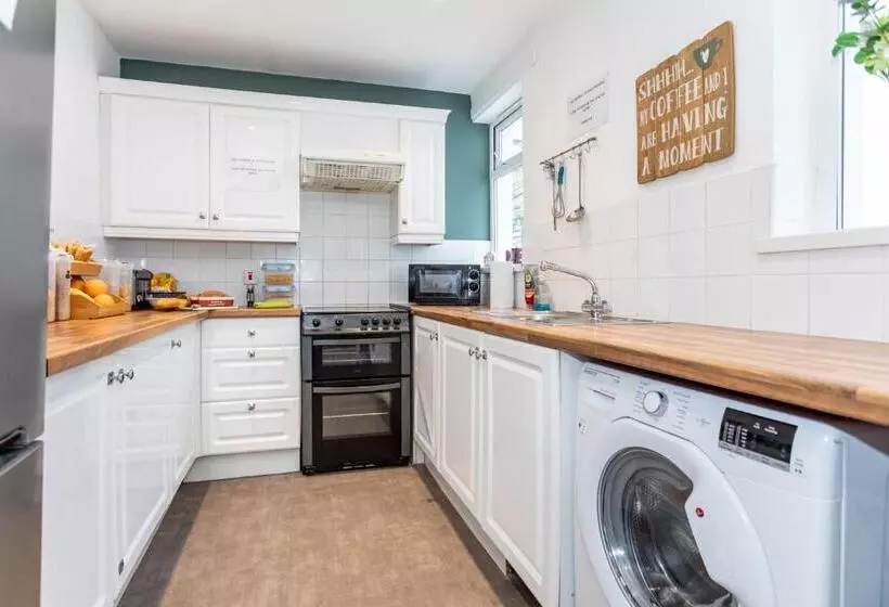 پانسیون Castlereagh Guest House