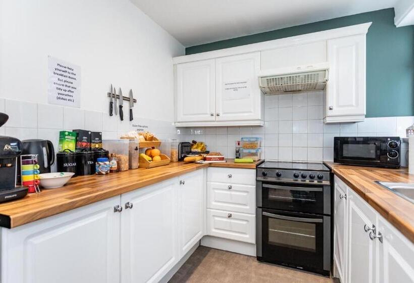 پانسیون Castlereagh Guest House