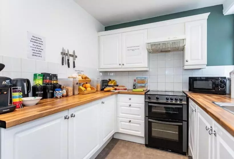 پانسیون Castlereagh Guest House