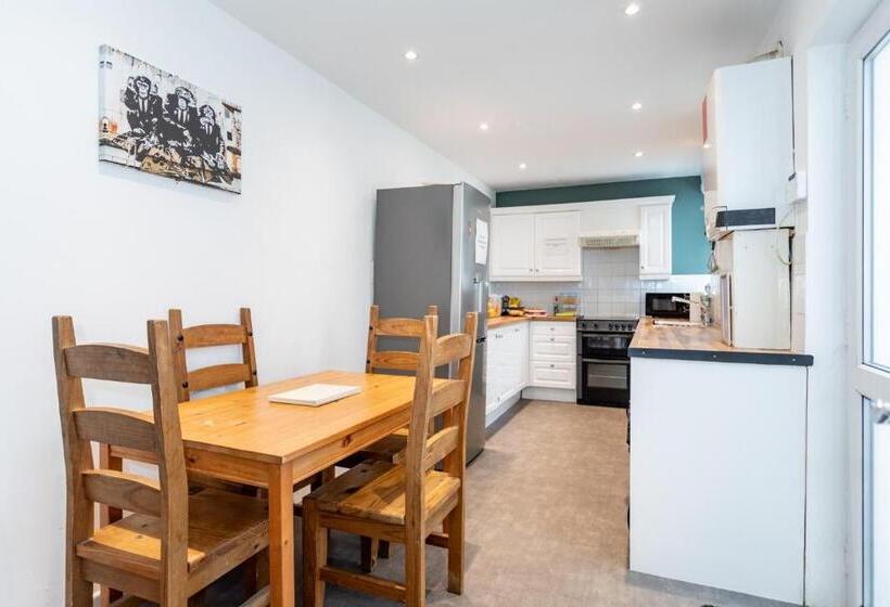 پانسیون Castlereagh Guest House