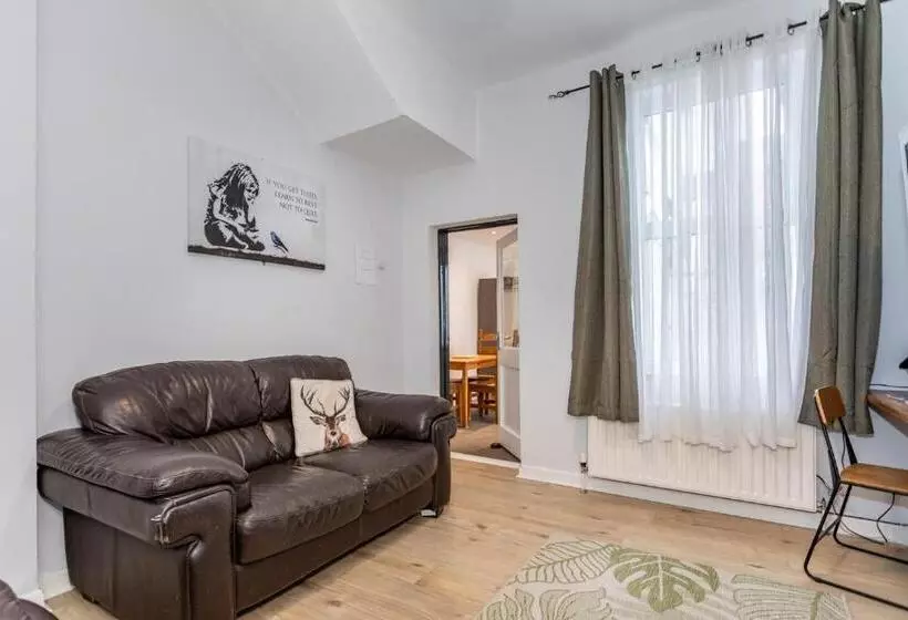 پانسیون Castlereagh Guest House