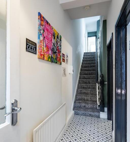 پانسیون Castlereagh Guest House