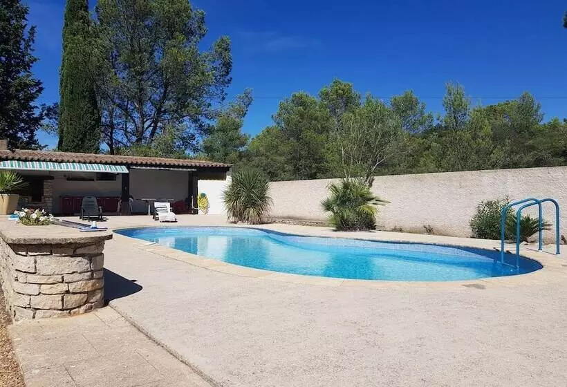 Majatalo En Pleine Nature à Nîmes Avec Piscine