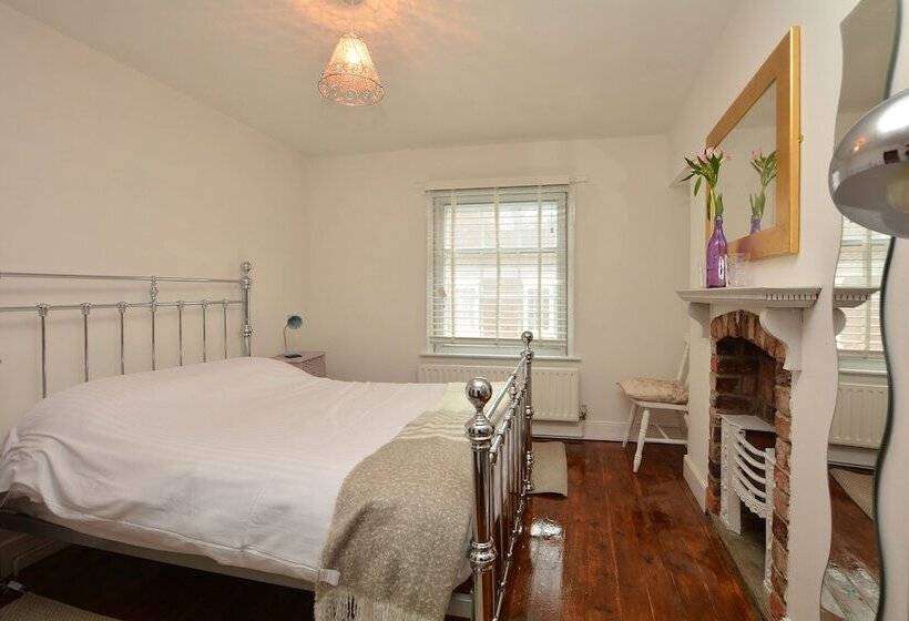 פנסיון Intown 60 Second Walk 2 Minster!