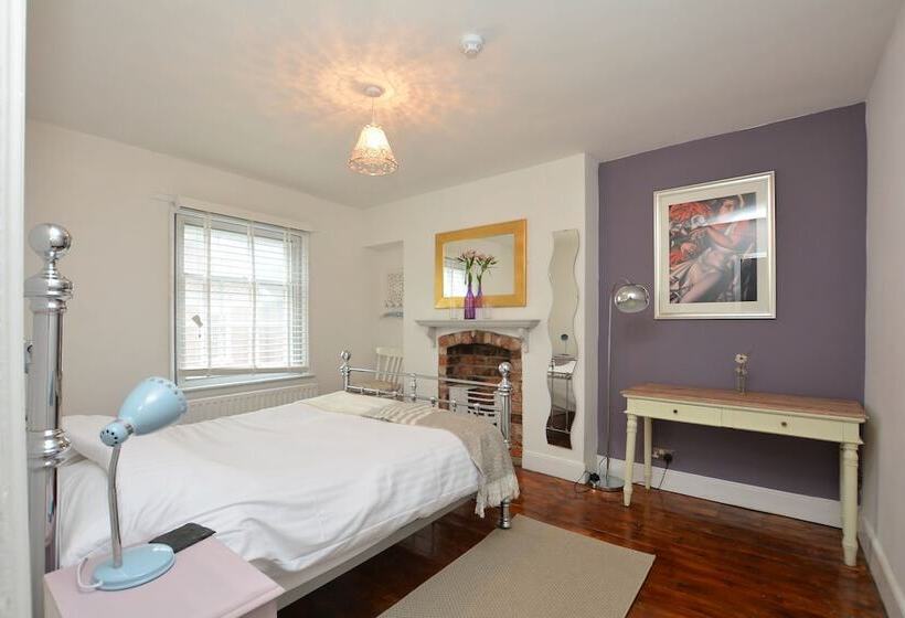 פנסיון Intown 60 Second Walk 2 Minster!