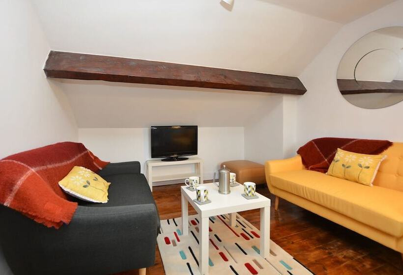 פנסיון Intown 60 Second Walk 2 Minster!