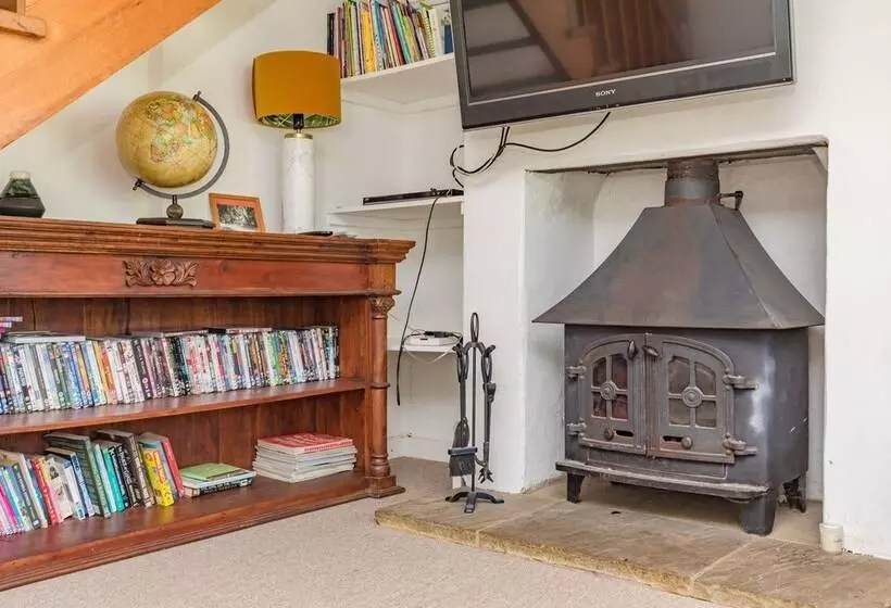 Danny Lodge | By Huluki Sussex Stays