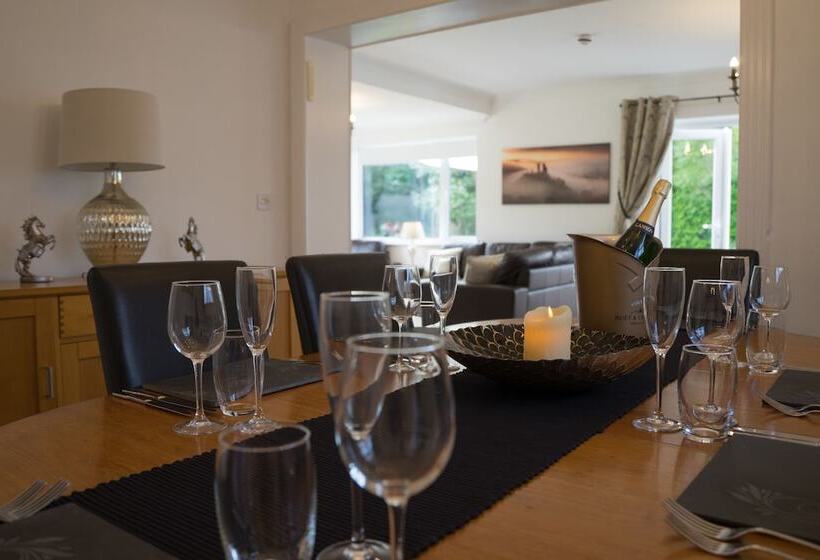 Peveril House, Spacious Eco Friendly Holiday Home