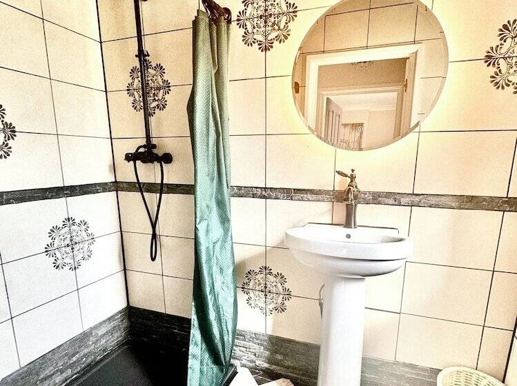 Peveril House, Spacious Eco Friendly Holiday Home