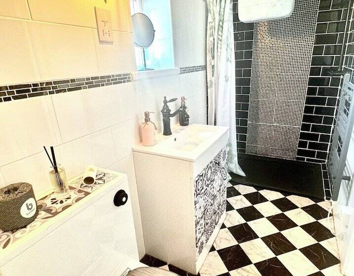 Peveril House, Spacious Eco Friendly Holiday Home