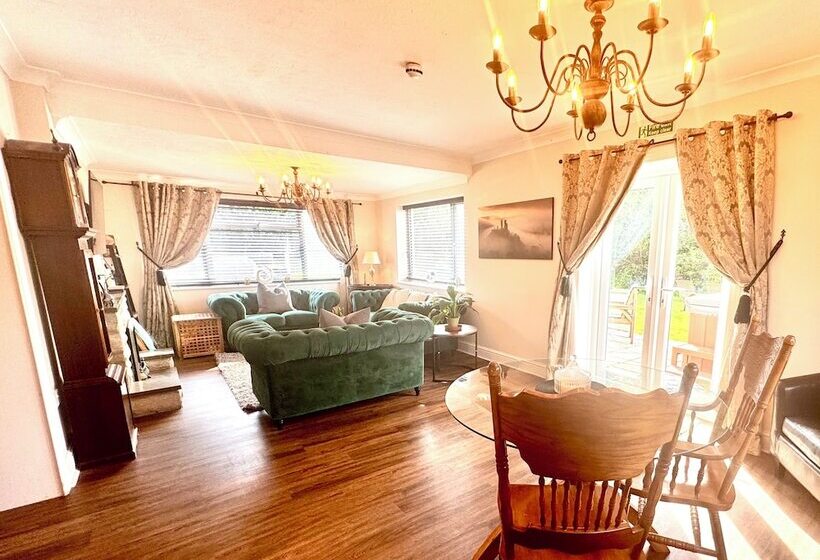 Peveril House, Spacious Eco Friendly Holiday Home