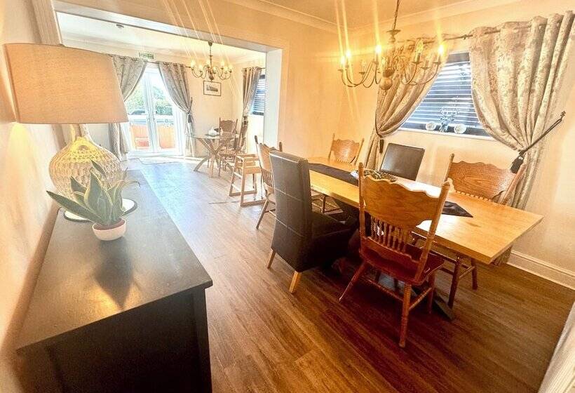 Peveril House, Spacious Eco Friendly Holiday Home