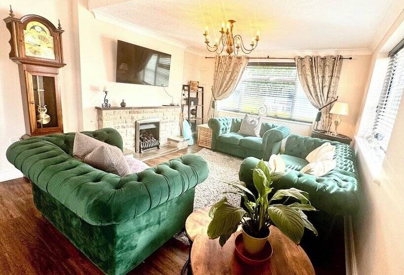 Peveril House, Spacious Eco Friendly Holiday Home