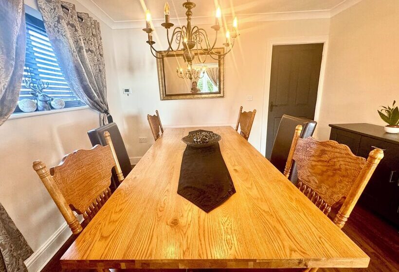 Peveril House, Spacious Eco Friendly Holiday Home