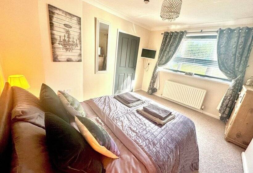 Peveril House, Spacious Eco Friendly Holiday Home