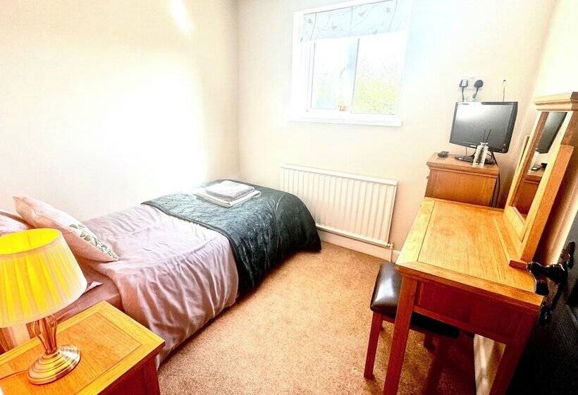 Peveril House, Spacious Eco Friendly Holiday Home