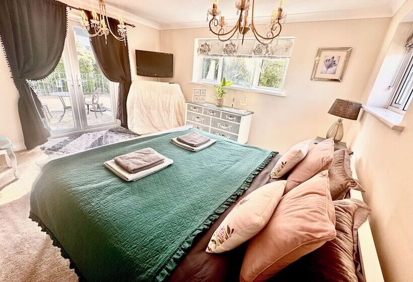 Peveril House, Spacious Eco Friendly Holiday Home